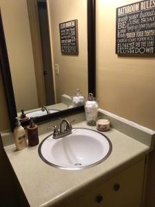 Ένα μπάνιο στο Adair Springs Cabin +44 φωτογραφίες