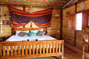 Un pat sau paturi într-o cameră la Al Reem Desert Camp +37 fotografii