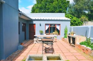a small patio with a table at House Forget Me Not in Bredasdorp