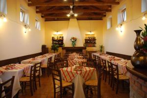eine Reihe von Tischen in einem Restaurant mit roten und weißen Tischen in der Unterkunft Agriturismo biologico 'A Lanterna in Marina di Monasterace