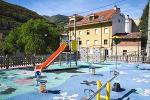 un parque infantil con tobogán en Hotel Casa El Rapido, en Felechosa