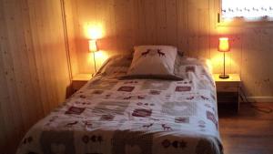a bedroom with a bed with a bedspread with animals on it at Ferme Dowena in Morillon