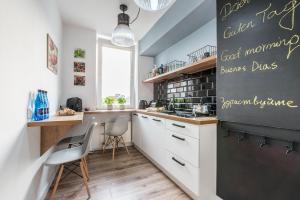 cocina con pizarra en la pared en Stylish Apartment Posnania City Center, en Poznan