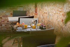 una mesa con comida y bebidas encima en Charming Hôtel - Les Pasteliers, en Albi