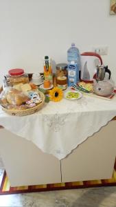 アルゲーロにあるRosy B&Bの食べ物と花のテーブル