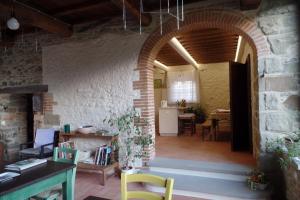 - un salon avec une voûte, une table et des chaises dans l'établissement La Breccia di Anghiari, à Anghiari