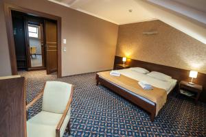 Posteľ alebo postele v izbe v ubytovaní Hotel Rad + 37 fotografií