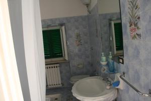 モンテマルチャーノにあるLa Casa di GiuSyの小さなバスルーム(洗面台、トイレ付)