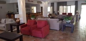 Area soggiorno di Helios Bay Hotel and Suites