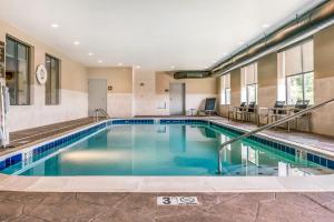 Swimming pool sa o malapit sa Comfort Suites Florence - Cincinnati South