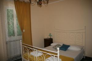 モンテマルチャーノにあるLa Casa di GiuSyのベッドルーム(ベッド1台、窓付)
