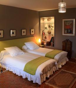 two large beds in a bedroom with at L'Atelier du Relais in Laives