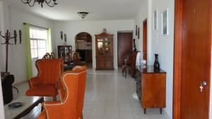 a living room with chairs and a dining room at Posada Nativa Miss Nova in San Andrés