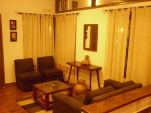 a living room with a couch and two chairs at Cerro de la Cruz in Cafayate
