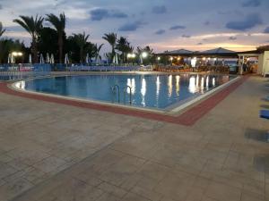 Piscina di Helios Bay Hotel and Suites o nelle vicinanze