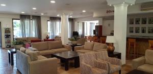Area soggiorno di Helios Bay Hotel and Suites