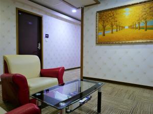a waiting room with a chair and a glass table at 泊居旅店 Oursinn Hotel in Taipei
