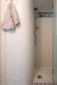 bagno con doccia e lavandino di STELLA'S APARTMENT IN MONTI a Roma Altre 9 foto