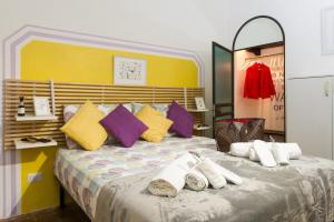 ローマにあるSTELLA'S APARTMENT IN MONTIのベッドルーム1室(大型ベッド1台、カラフルな枕付)
