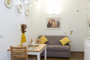 un soggiorno con un divano e un tavolo di STELLA'S APARTMENT IN MONTI a Roma