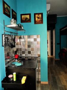 セストリ・レヴァンテにあるrubino homeの黒いカウンターと青い壁のキッチン
