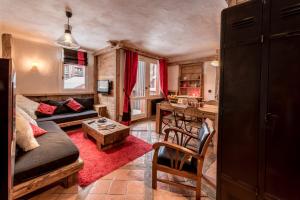 a living room with a couch and a table at Agate in Mâcot La Plagne