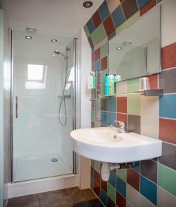 a bathroom with a sink and a shower at Slaopen en Stoet in Anderen