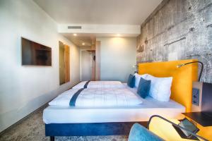 Postel nebo postele na pokoji v ubytování LOGINN Hotel Leipzig