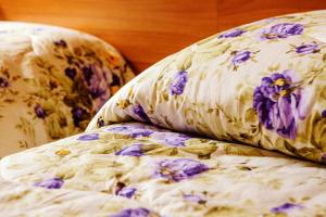 - deux oreillers avec des fleurs violettes installés sur un canapé dans l'établissement Hotel Villa Il Castagno, à Florence