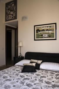 1 dormitorio con 1 cama y una foto en la pared en Los Flamingos, en La Maddalena