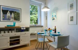een eetkamer met een tafel en stoelen en een raam bij River View Apartment in Rome