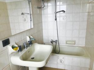 un baño con lavabo y bañera en Juventus (Allianz) stadium apartment, en Turín 1 foto más