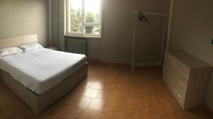 Schlafzimmer mit einem Bett und einem Fenster in der Unterkunft Juventus (Allianz) stadium apartment in Turin