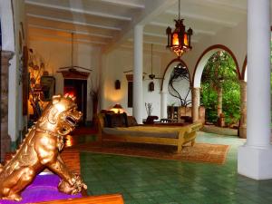 a lobby with a statue of a horse on the floor at Hotel Torres Del Fuerte in El Fuerte