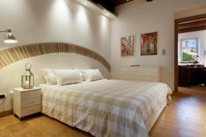 een slaapkamer met een groot bed en een gestreepte deken bij River View Apartment in Rome