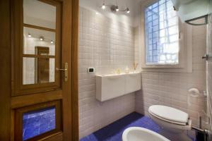 A bathroom at River View Apartment Még 9 kép