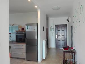 una cucina con frigorifero in acciaio inossidabile di Fani a Fiume (Rijeka)
