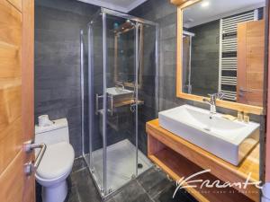 La salle de bains est pourvue d'une douche, d'un lavabo et de toilettes. dans l'établissement Errante Ecolodge, à Puerto Williams