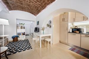 cocina y sala de estar con mesa y sillas en Ebora Home - free garage - Centro Histórico, en Évora