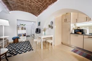 a kitchen and living room with a table and chairs at Ebora Home - free garage - Centro Histórico in Évora