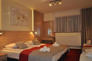Łóżko lub łóżka w pokoju w obiekcie Pass Hotel