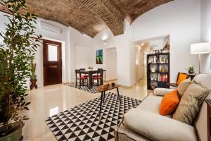 een woonkamer met een bank en een tafel bij Casa Becco dos Assucares, com free garagem - Centro Histórico in Évora