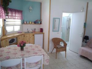 Billede fra billedgalleriet på Jordan Valley one room apartment i Menaẖemya