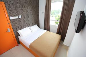 TV a/nebo společenská místnost v ubytování 1 Hotel Taman Connaught