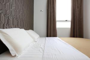 Postel nebo postele na pokoji v ubytování 1 Hotel Taman Connaught