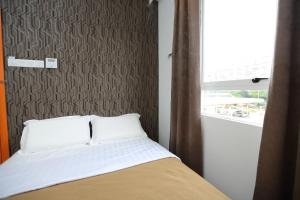 Postel nebo postele na pokoji v ubytování 1 Hotel Taman Connaught