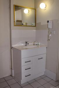 A bathroom at Motel Riverina