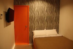Postel nebo postele na pokoji v ubytování 1 Hotel Taman Connaught