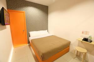 Postel nebo postele na pokoji v ubytování 1 Hotel Taman Connaught