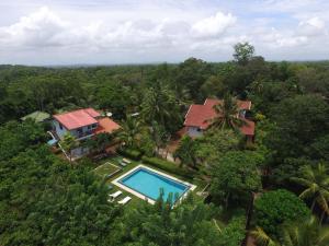 una vista aérea de una casa con piscina en Villa Anna, en Hikkaduwa